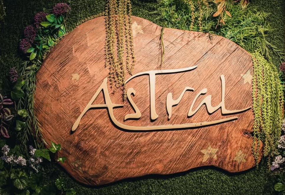 Servicio de cócteles premium y presentación elegante en Astral Puerto Banús